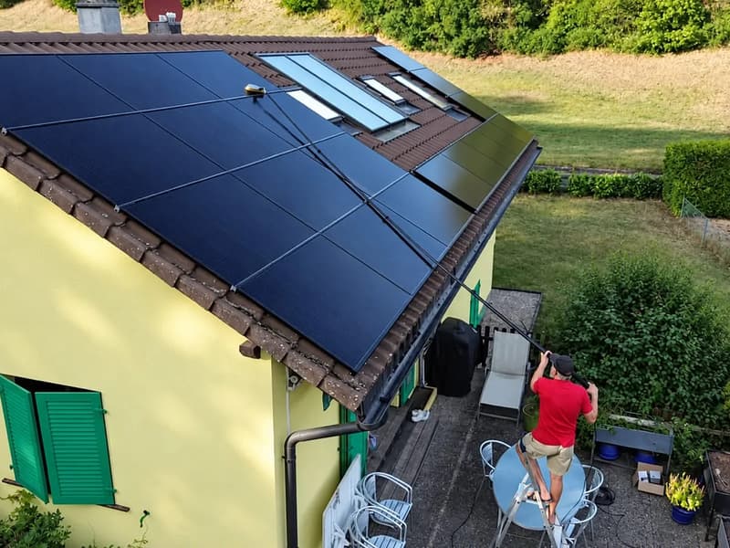 Nettoyage de panneaux solaires avec une perche télescopique Solar Equipement
